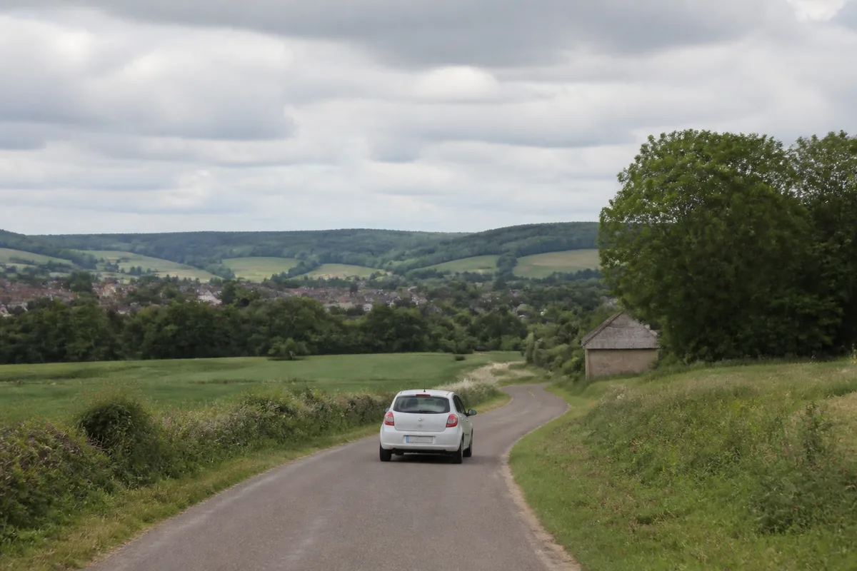 Vue d&rsquo;une route de campagne dans l&rsquo;Yonne avec voiture citadine et champs